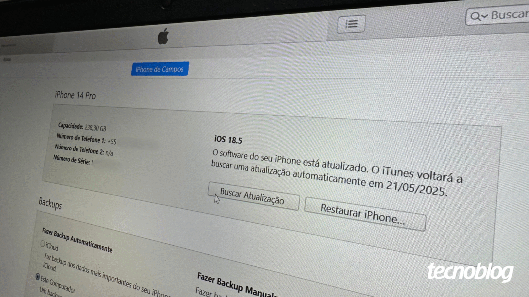 Tela do iTunes no computador mostrando um iPhone 14 Pro atualizado para o iOS 18.5, com botões de "Buscar Atualização" e "Restaurar iPhone" visíveis