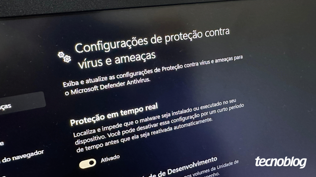 Configurações de proteção contra vírus e ameaças no Windows, com a proteção em tempo real ativada