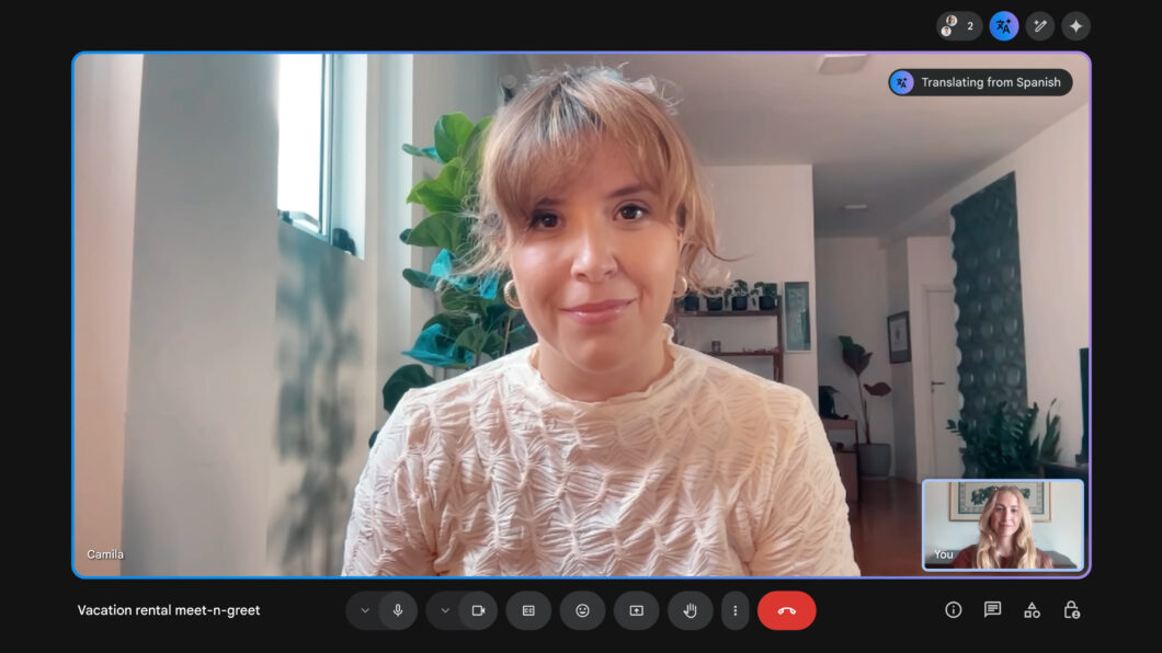 Tela do Google Meet com recurso de tradução simultânea ligado. No canto da tela, um botão indica que o áudio está sendo traduzido do espanhol.
