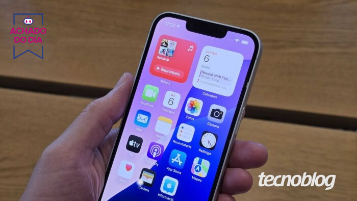 Mão segurando Iphone16e