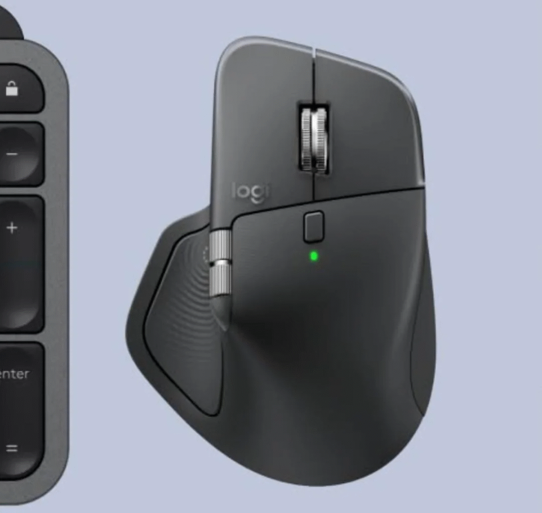 Mouse ergonômico preto da Logitech com dois botões e duas rodas de scroll, ao lado esquerdo parte de um teclado preto com botões em relevo. Fundo cinza claro (imagem: reprodução)