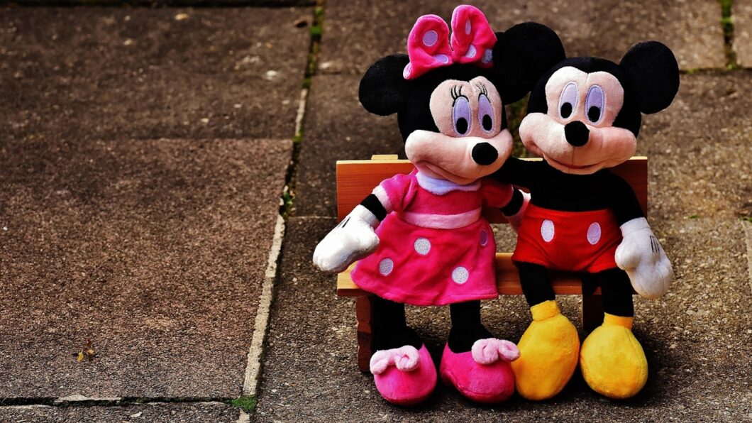 Bonecos da Minnie e do Mickey com expressão triste