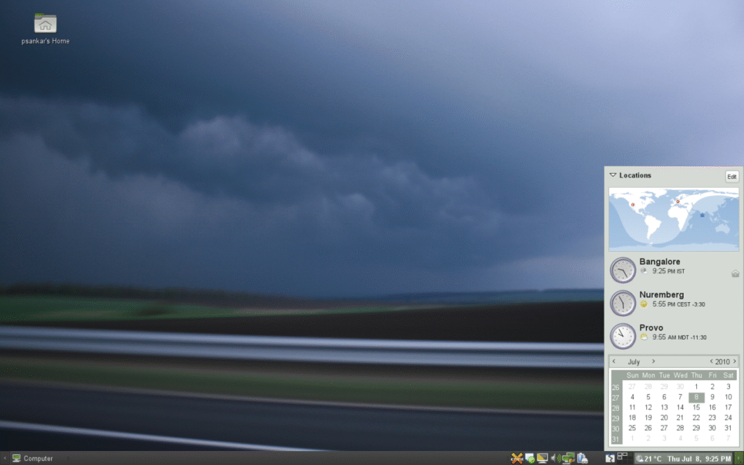 Área de trabalho do openSUSE com painel clássico, widgets de localização e calendário na área de trabalho