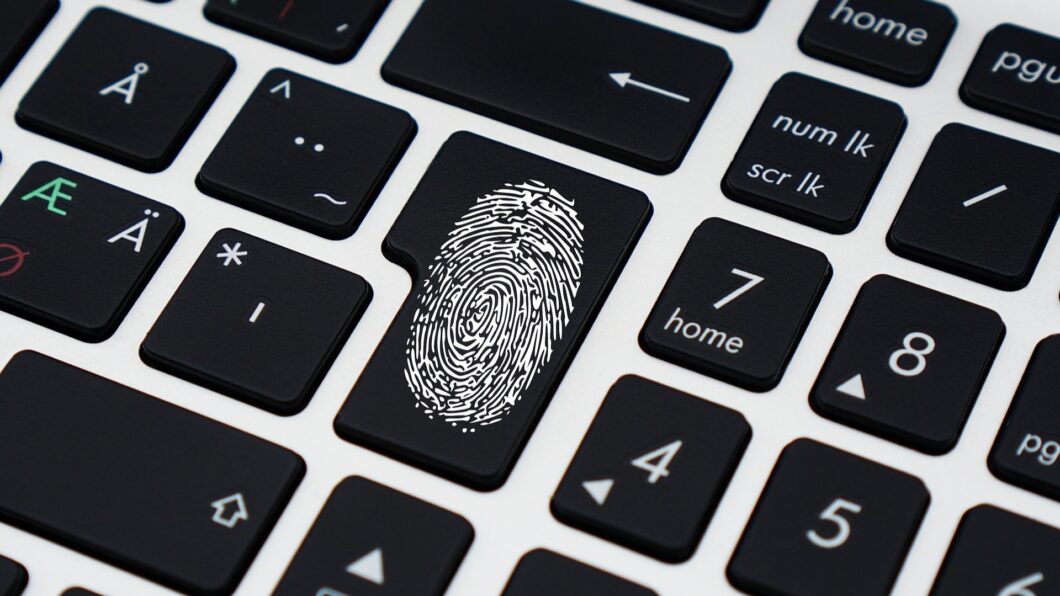 Imagem de um teclado com uma digital sobreposta a tecla Enter