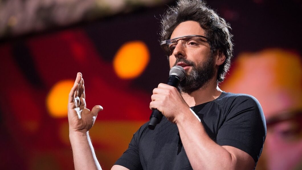 Sergey Brin usando o Google Glass