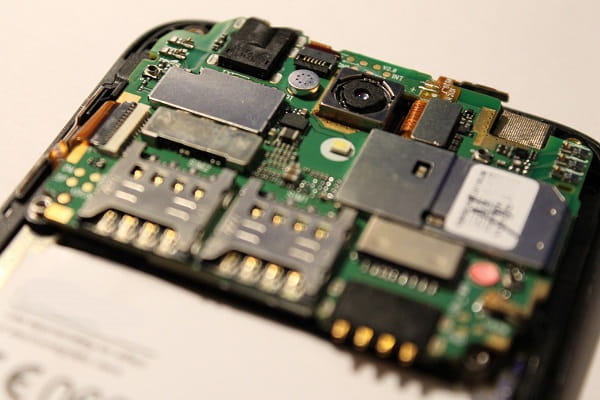 Placa-mãe de um smartphone mostrando a RAM e demais componentes integrados.