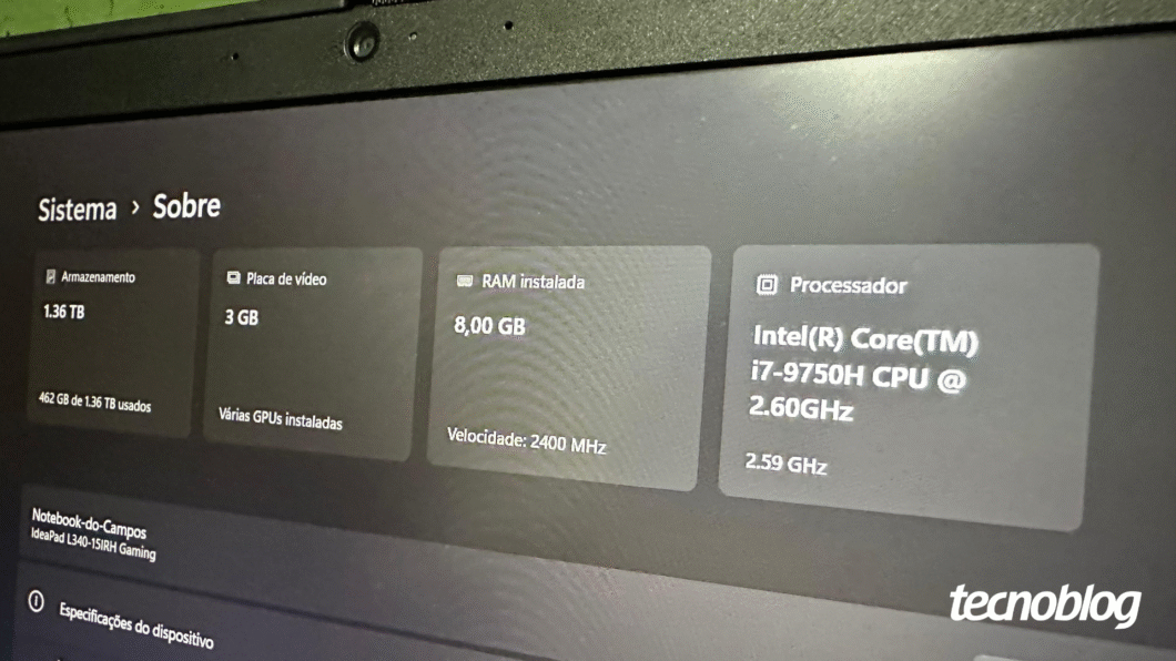 Tela de configurações do Windows mostrando detalhes de RAM, processador, armazenamento e placa de vídeo em um notebook.