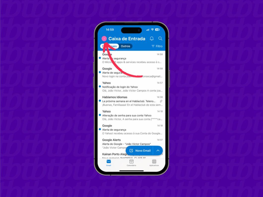 Tela do app do Outlook no iPhone com seta indicando o ícone de menu no canto superior esquerdo