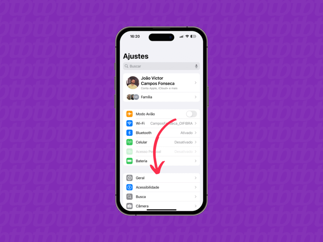 Tela dos Ajustes do iPhone com seta apontando para o menu “Geral”.