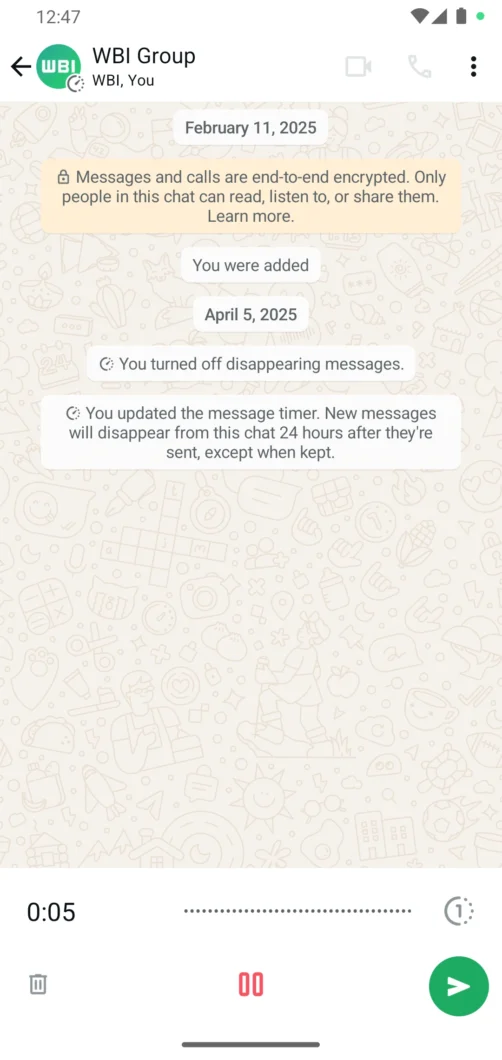 Tela de conversa do WhatsApp no grupo "WBI Group", com destaque para uma gravação de áudio em andamento. A gravação tem 5 segundos, com botões visíveis de apagar, pausar e enviar o áudio.