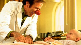 Robin Williams em Patch Adams: O Amor é Contagioso (imagem: reprodução)