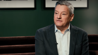 Ted Sarandos foi ao Senado dos Estados Unidos defender compra da Warner Bros. Discovery pela Netflix, e negou risco de monopólio com o negócio.