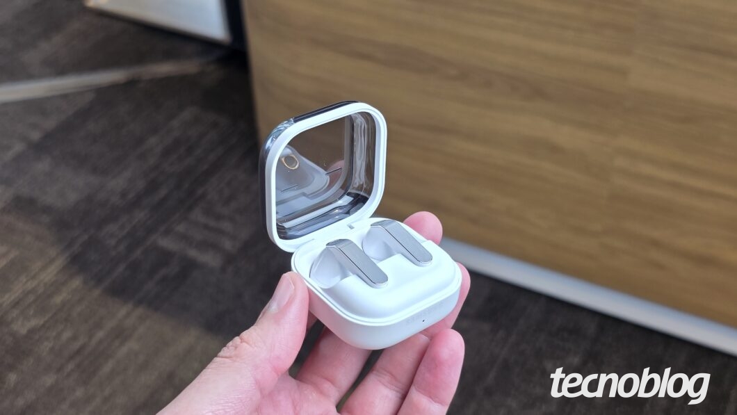 Galaxy Buds 4 com a caixa e tampa transparente abertas, mostrando os fones da Samsung