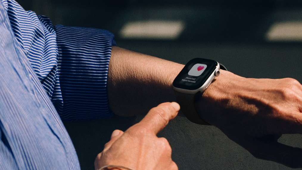 Mão usando Apple Watch 11 no pulso