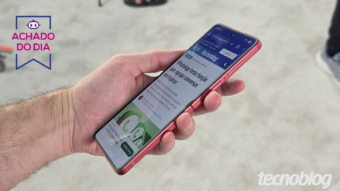 Galaxy Z Flip 7 atinge menor preço que já vimos; celular dobrável da Samsung tem tela de 6,9