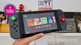 Nintendo Switch oferece experiência híbrida e roda inúmeros games exclusivos de franquias famosas; console sai 37% mais barato que preço original no Pix com cupom