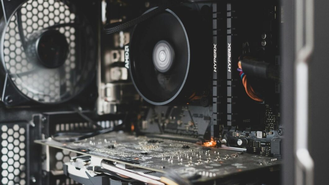 imagem do interior do gabinete de computador exibindo a placa-mãe, cooler e pentes de memória RAM