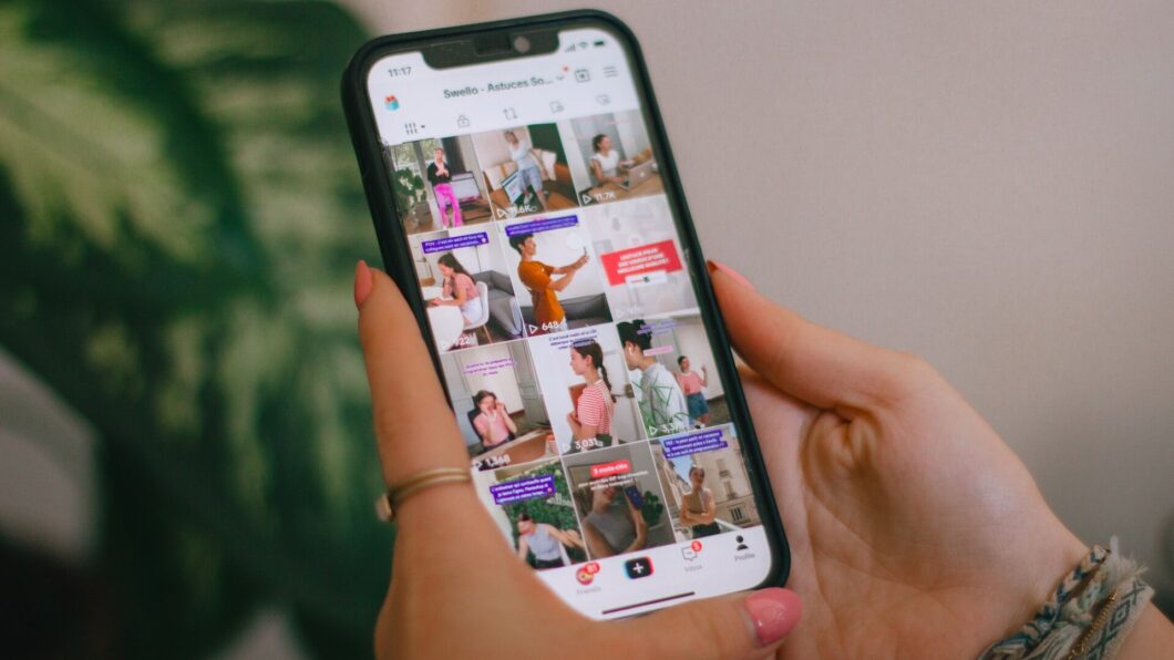 imagem de uma pessoa vendo um perfil do TikTok