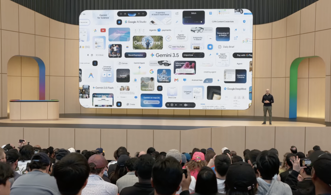 Abertura do evento Google I/O 2026, com apresentação de IA e telão de produtos Gemini