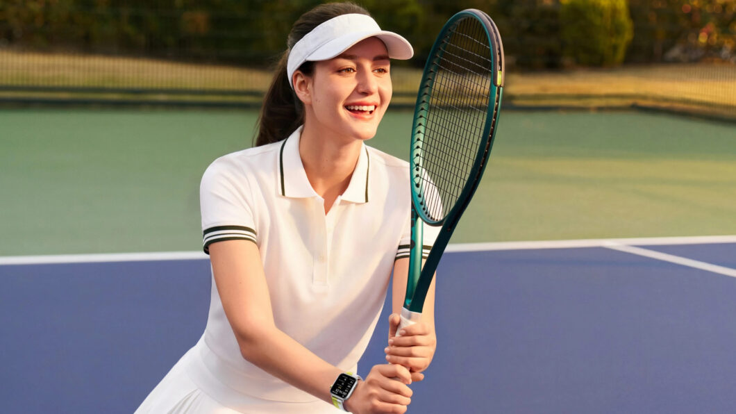 Mulher jogando tênis usando o smartwatch Huawei Watch Fit 5, com foco em monitoramento esportivo e tela AMOLED