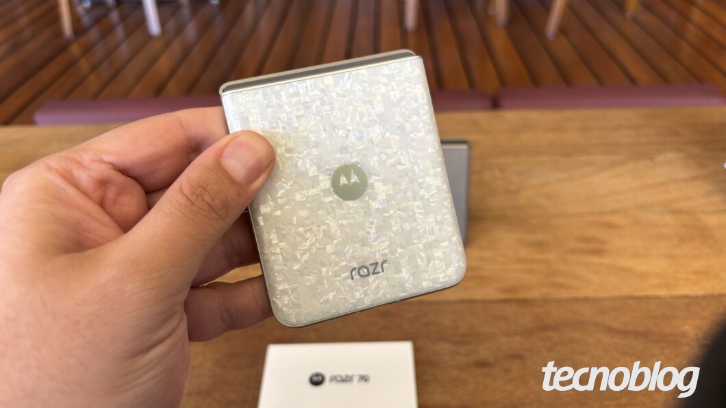 Pessoa segurando o Motorola Razr 70 com a parte traseira virada para cima.