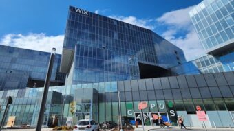 Plataforma de criação de sites teve crescimento de receita, mas investimento em startup de IA ainda não se pagou. Empresa teve queda de 50% em valor de mercado.