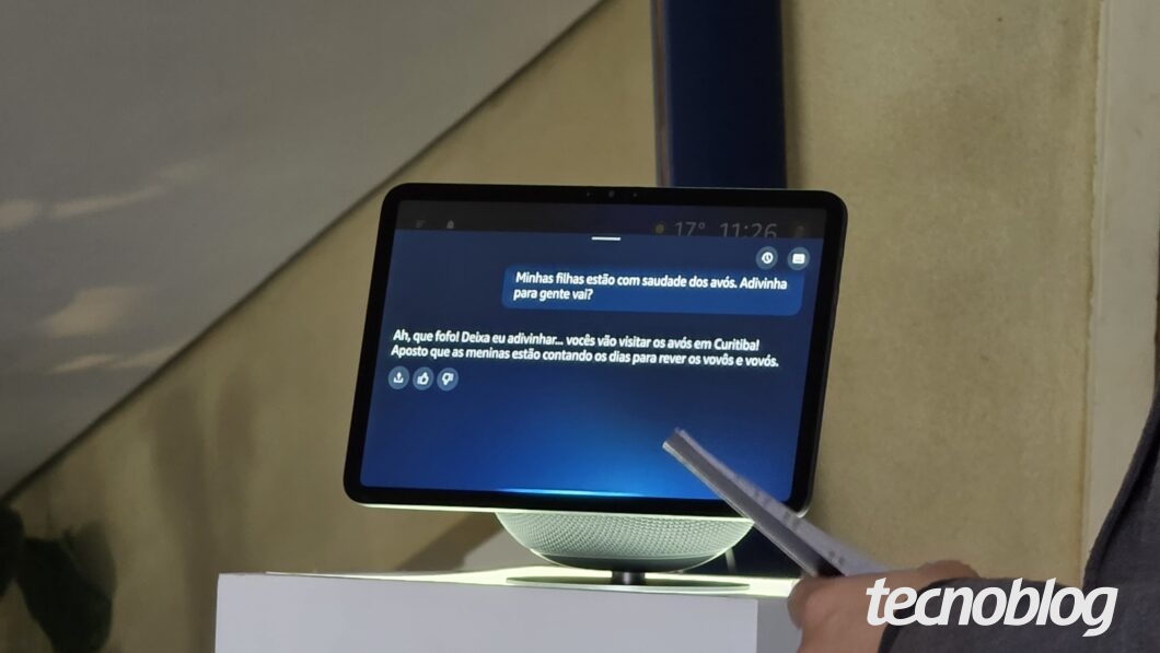 Alexa+ conversando no Echo Show e lembrando preferências e interações passadas