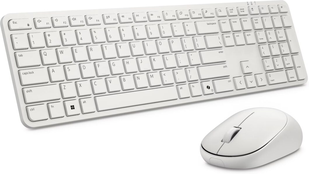 Teclado e mouse brancos com teclas e botões visíveis