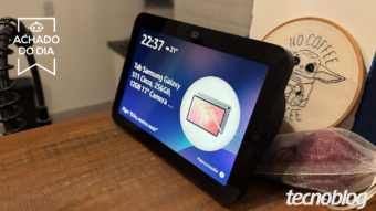 Amazon Echo Show 8 possui áudio encorpado, câmera de 13 MP centralizada e resolução de 1.280 x 800 pixels. Dispositivo está mais barato em oferta pré-6.6