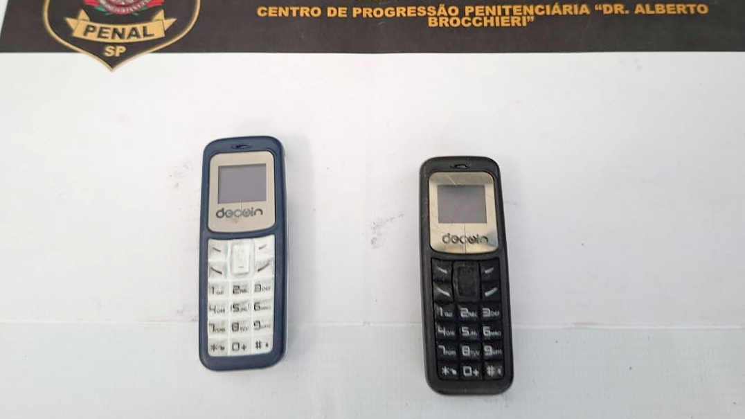 Minicelulares da marca Decoin apreendidos em presídio, em agosto de 2025, no Complexo Penal de Bauru-SP