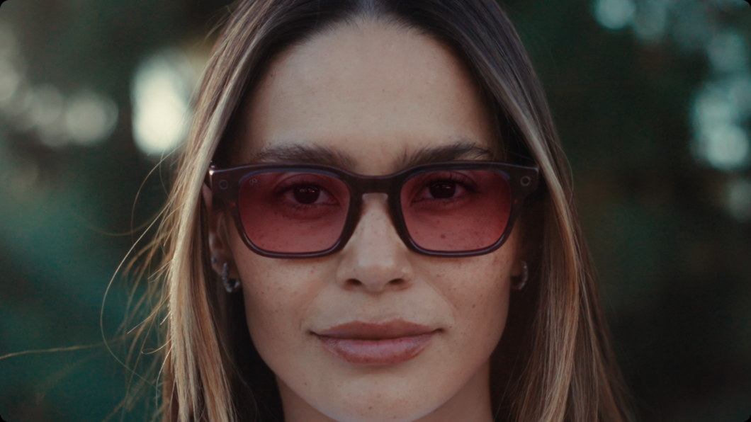 Mulher usando óculos inteligentes Meta Glasses sem marca Ray-Ban 