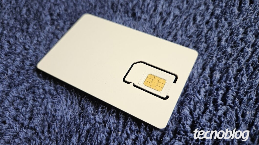 Chip/SIM card completamente branco sobre fundo azul, felpudo