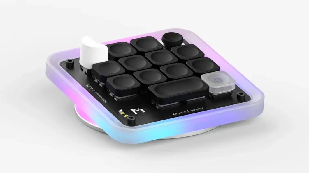 Imagem mostra um macropad quadrado da Work Louder com botões mecânicos e direcional analógico. O fundo da imagem é branco