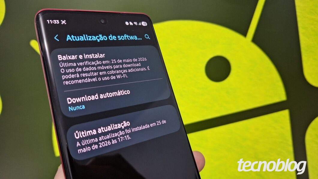 Tela do celular com “Atualização de software”, exibindo “Baixar e instalar” e “Download automático: Nunca”