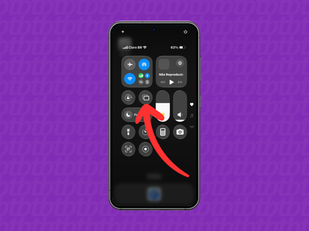 Toque no ícone “Espelhamento de tela” na Central de Controle do iPhone para iniciar o espelhamento