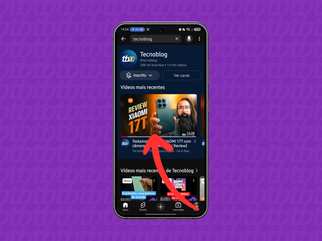 Acessando um vídeo no YouTube no celular para compartilhar via DM