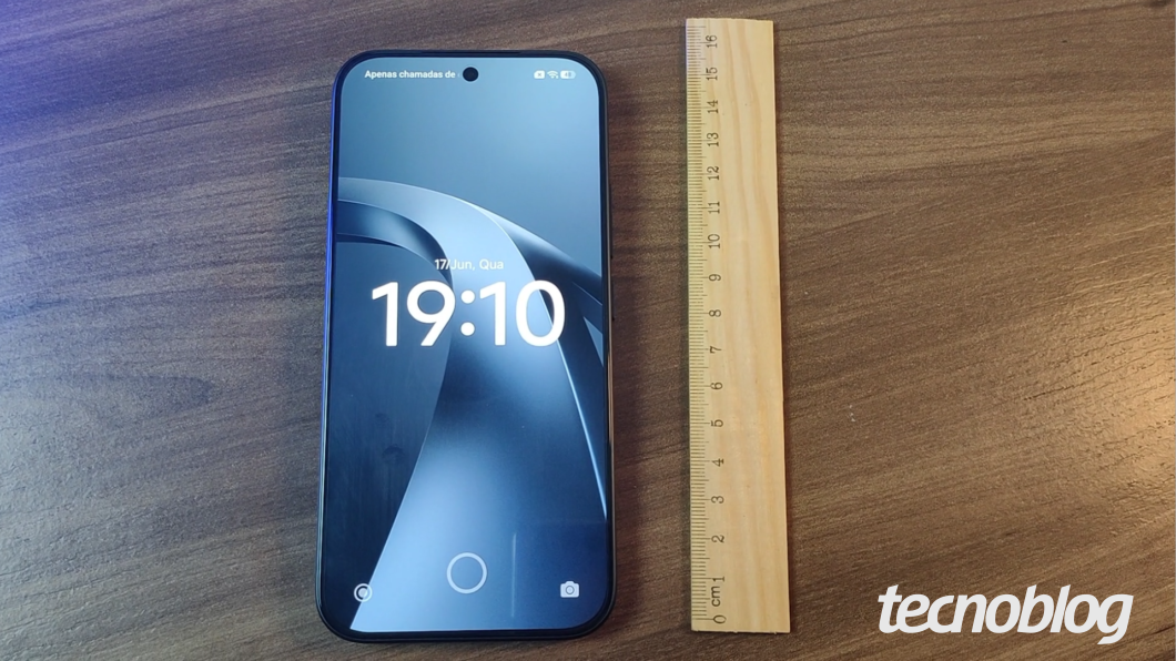 Imagem do Xiaomi 17T ao lado de uma régua
