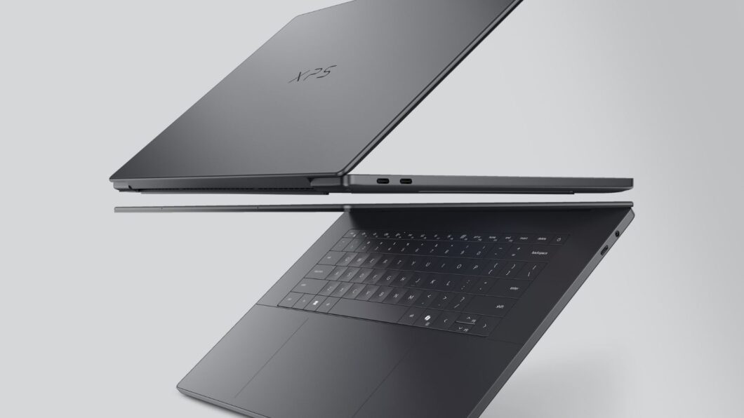 Laptops abertos mostrando teclado e portas laterais