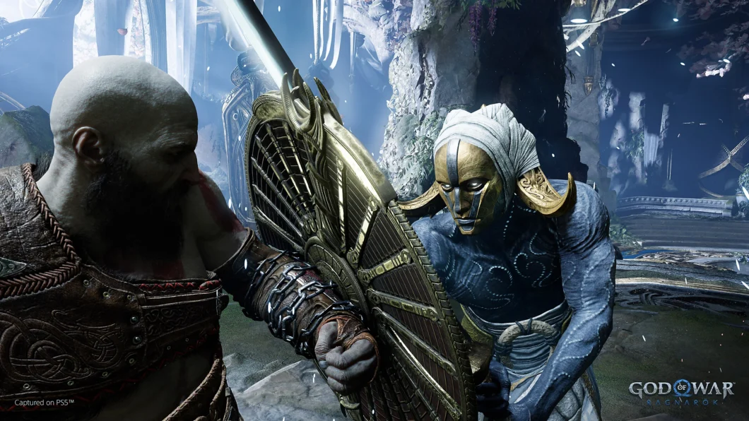 Kratos em combate em God of War Ragnarök