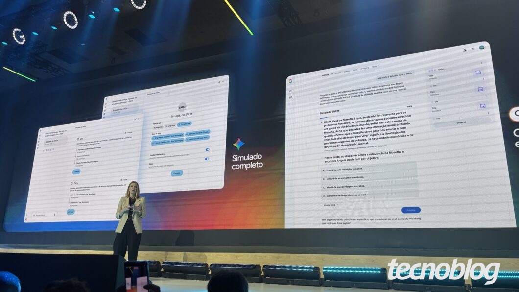 Executiva no palco. Atrás, telão mostra simulado do Enem no Gemini.