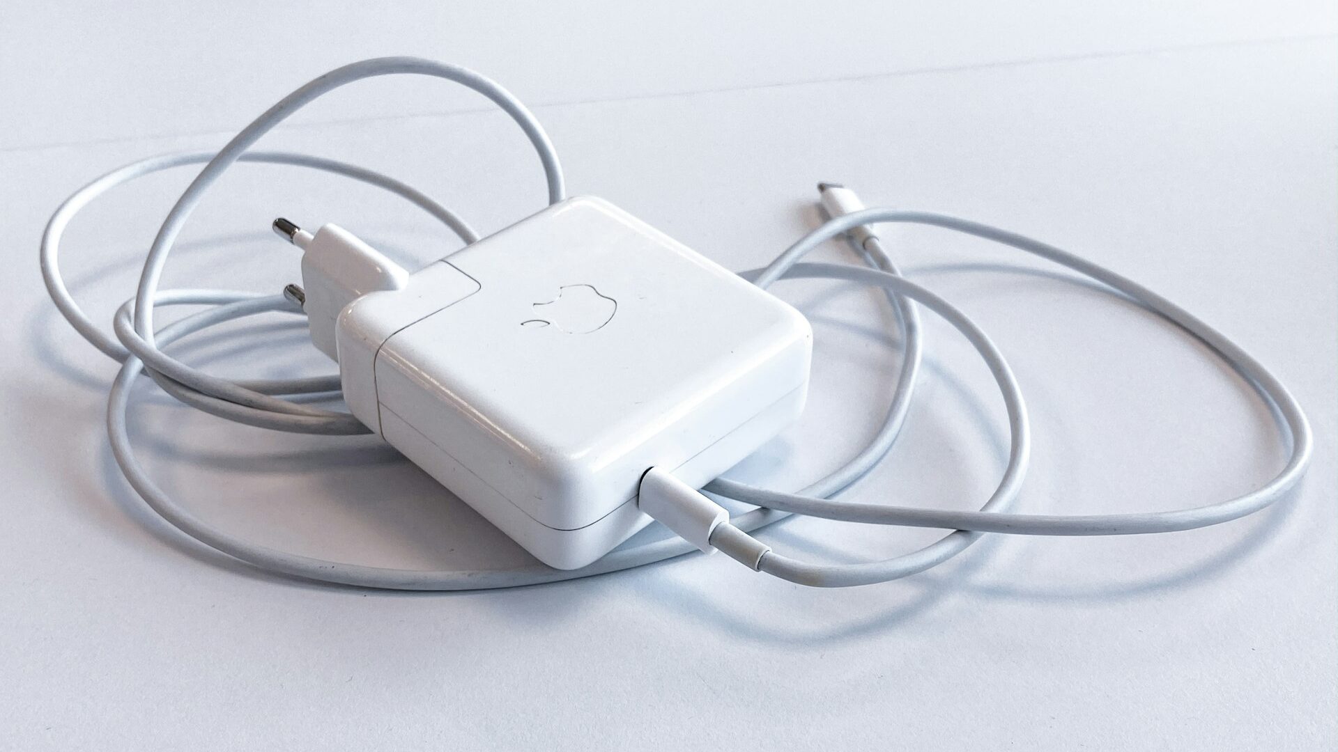 imagem de um carregador da apple com um cabo