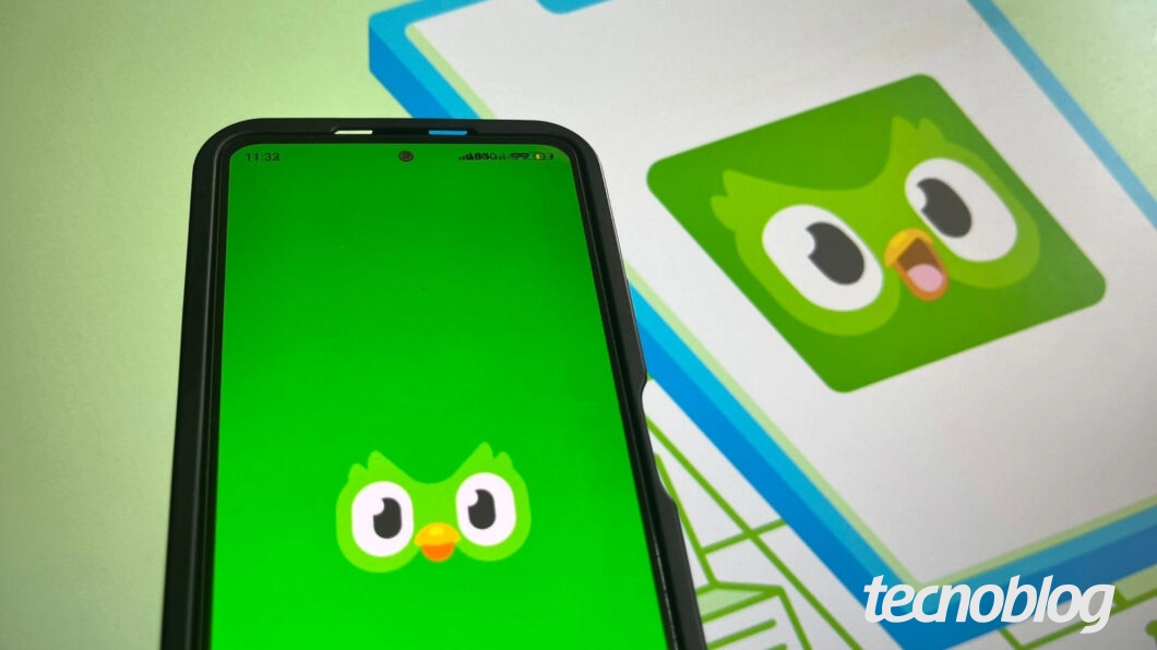 Ilustração do app Duolingo no celular