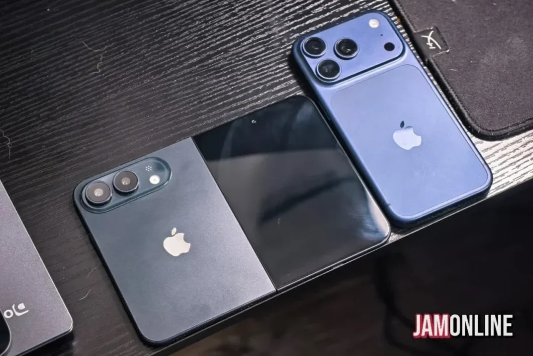 Imagem mostra um comparativo entre um suposto iPhone dobrável preto, com módulo em “pílula” para duas câmeras principais, e um iPhone 17 Pro Max.