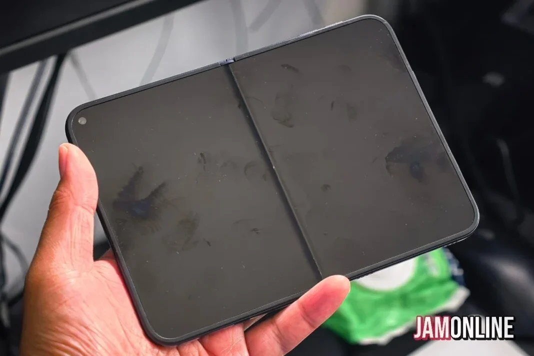 Imagem mostra um painel interno do que seria o iPhone dobrável, com recorte para a câmera frontal 
