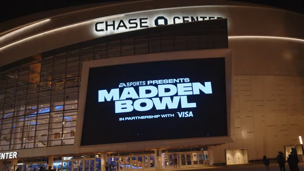 Foto de uma campanha na vida real do jogo Madden com a Visa