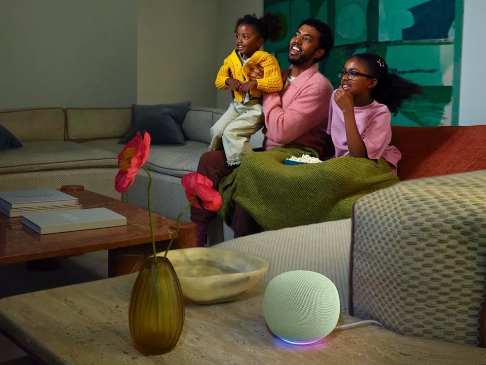 Família perto do Novo Google Home Speaker