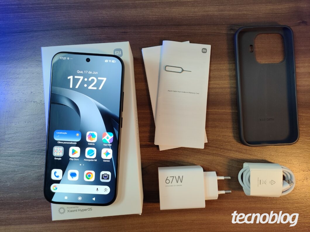 Caixa e acessórios do Xiaomi 17T, com carregador de 67W e capa do smartphone