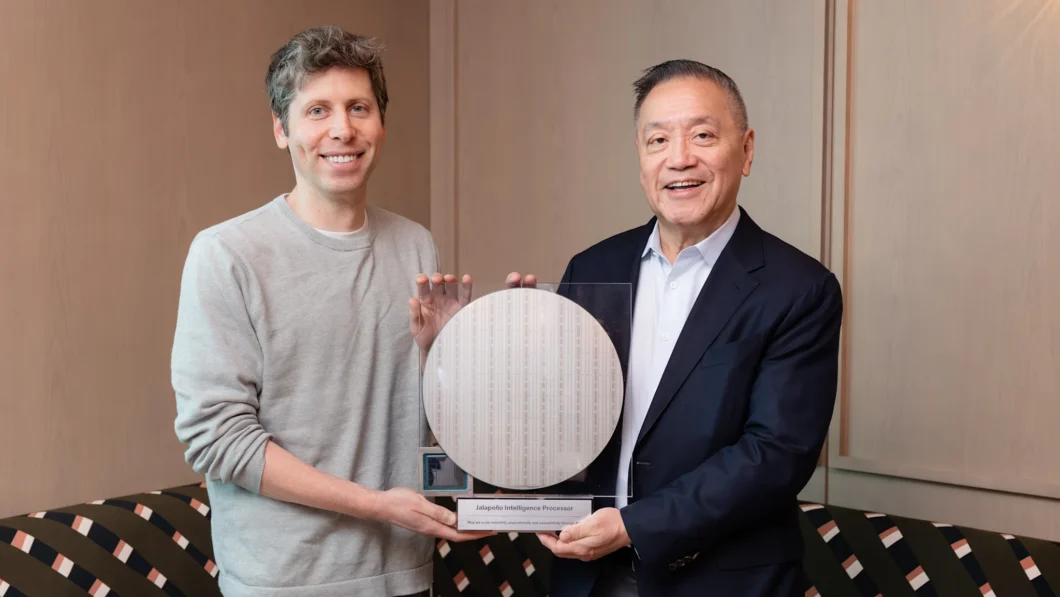 Sam Altman e Hock Tan em foto segurando o processador Jalapeño, com chip em destaque