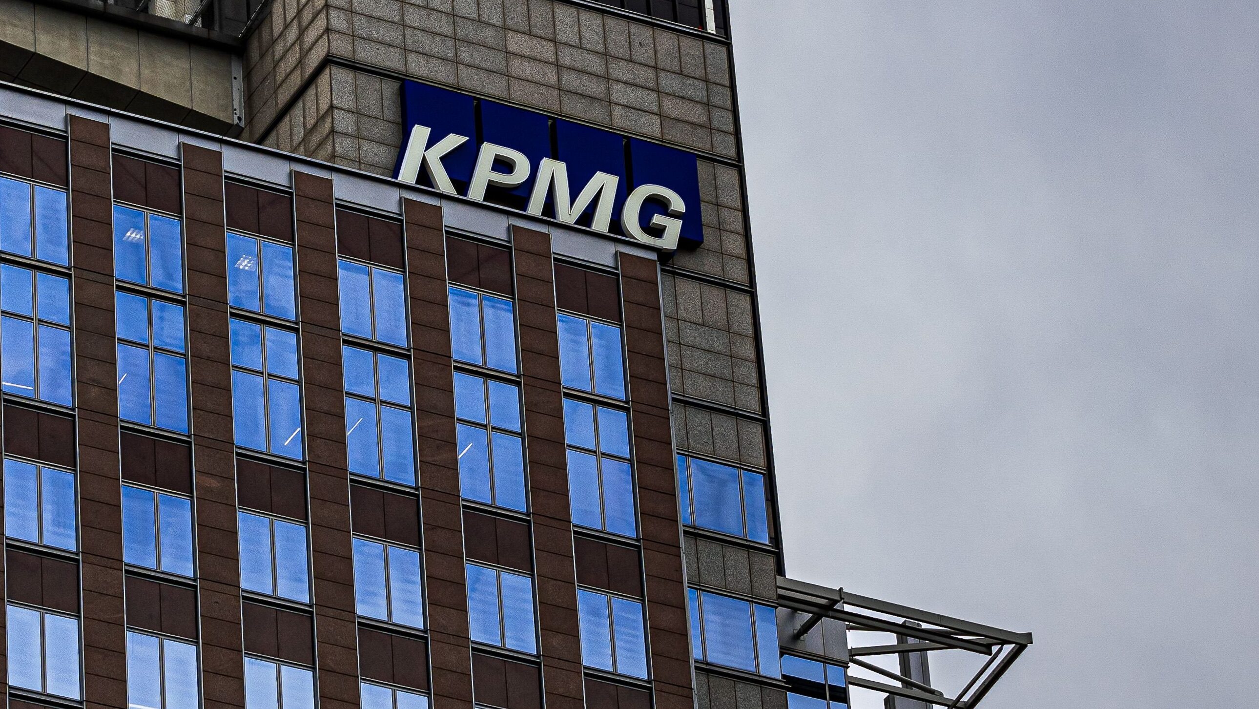 Sede da KPMG. Imagem mostra um prédio com a sigla “KPMG” no topo.