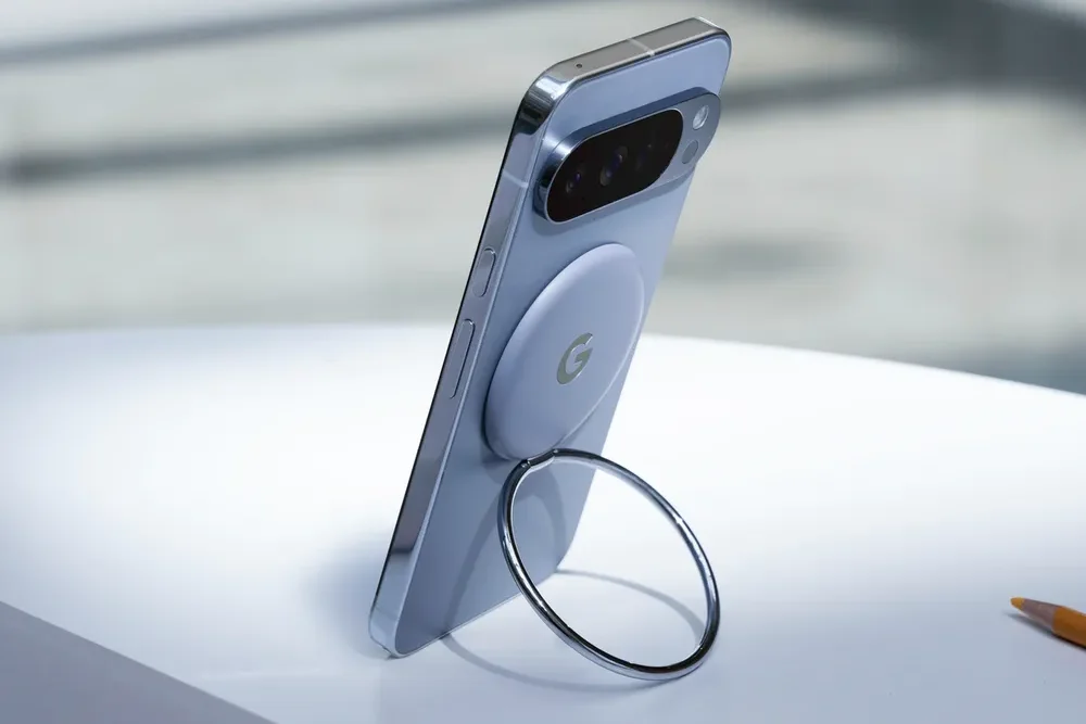 Smartphone Pixel 10 com um acessório preso à sua parte traseira. Do acessório sai um anel, que serve de apoio para o celular ficar em pé.
